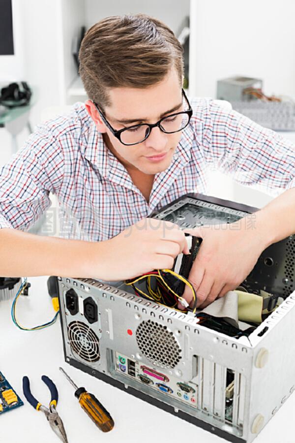 在壞電腦上工作的年輕技術(shù)員